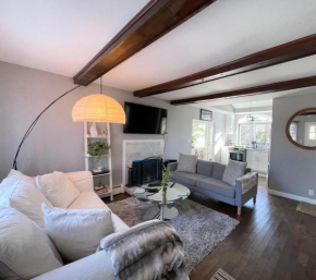 3BR Sea Cliff Charming Beach Cottage walk to beach